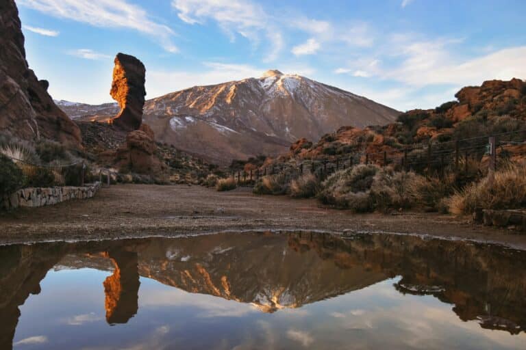 Vrcholek hory El Teide se odráží ve vodě