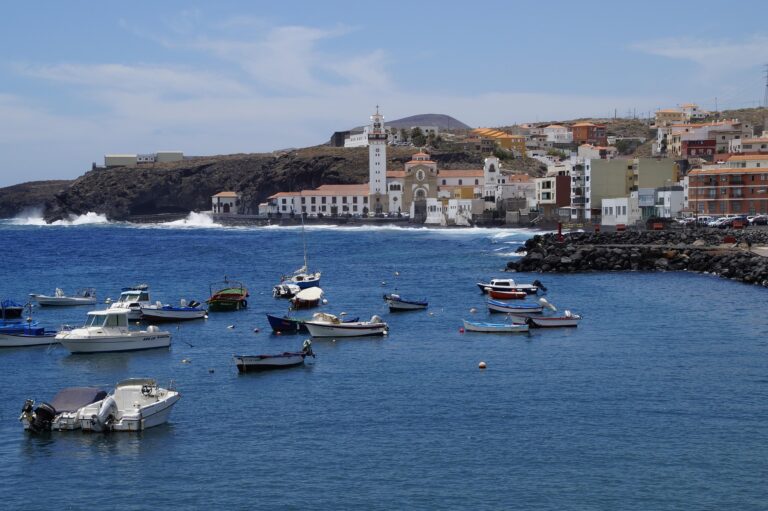 Candelaria na Tenerife se slavnou bazilikou Basílica de Nuestra Señora de Candelaria při pohledu od moře