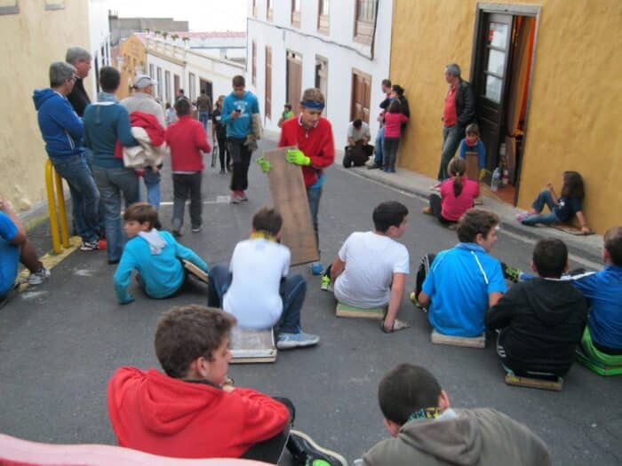Jezdci na prknech během oslav Las Tablas de San Andrés v Icod de los Vinos na Tenerife