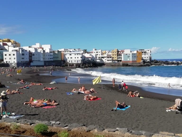 LIdé ležící na PLaya Jardín v Puerto de la Cruz.