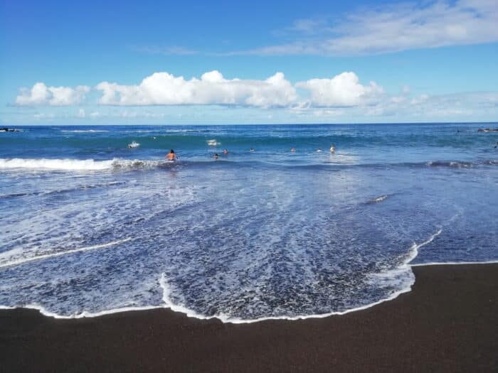 Koupající se lidí v příboji na Playa Jardín