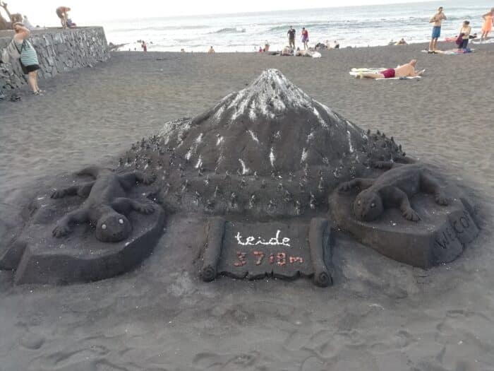 Socha El Teide z písku na Playa Jardín